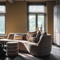 guiliana-arm voorstaand rechts-colijn-interieur-leiden.jpg