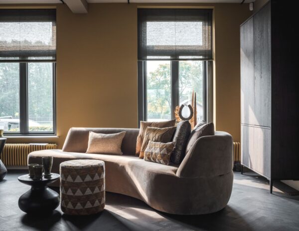 guiliana-arm voorstaand rechts-colijn-interieur-leiden.jpg