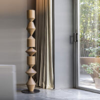 Vloerlamp costantina Mogg eiken sfeer 2.jpg